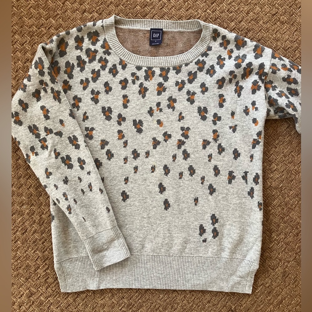 Cozy leopard print sweater in EUC